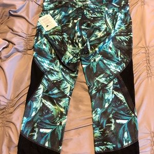 Athleta Sonar Mesh Capri legging. Size L